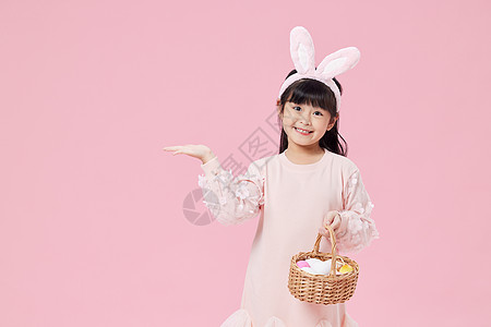 手拿彩蛋篮子的兔耳朵可爱女孩图片