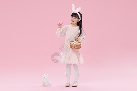 粉色兔女生兔耳朵女孩手拿复活节彩蛋背景
