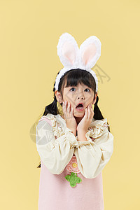 带兔耳朵的小女孩做鬼脸形象图片