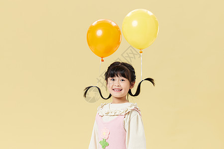 头发上绑气球的小女孩图片