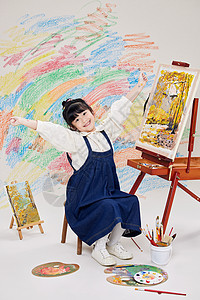 手拿画笔画画的可爱小女孩背景图片