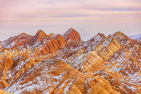 地质地貌夕阳下落雪的甘肃张掖丹霞背景