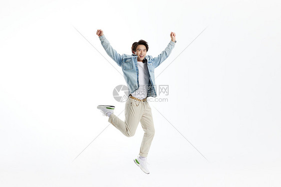 跳跃的活力青年男性图片