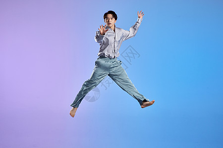 跳跃的赛博朋克男性形象图片