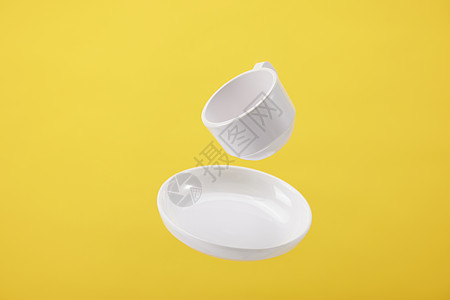 白色立体素材悬浮在空中的咖啡杯与盘子背景