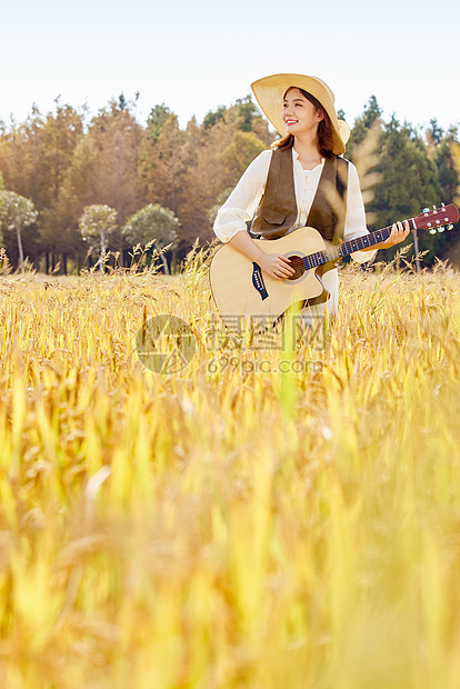 在稻田里弹吉他的唯美女性图片