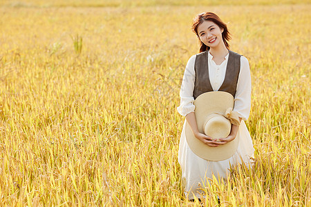 在稻田里郊游休闲的女性图片