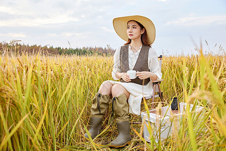 秋季女性田野露营形象图片