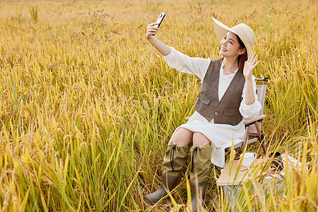 在稻田里玩耍自拍的女性图片