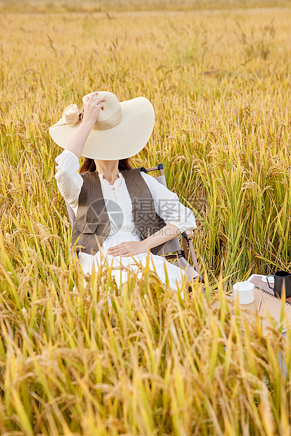 秋季女性稻田休闲图片