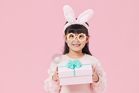 2023兔耳朵小女孩手拿礼物盒背景