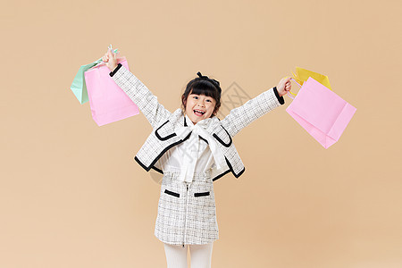 可爱的女孩手举购物袋形象背景图片