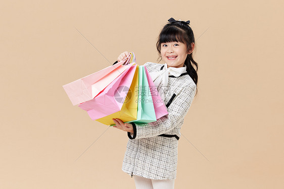 手提购物袋的小女孩图片