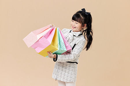 小女孩手提着购物袋形象图片