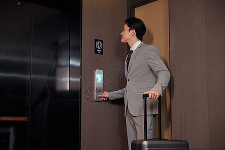 出差的商务男士酒店等电梯图片