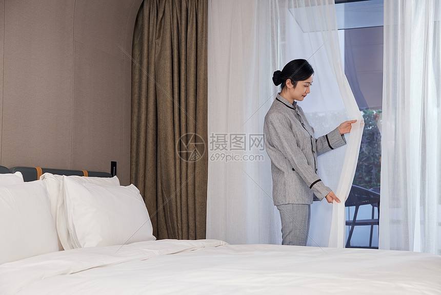 酒店女服务保洁员整理客房图片