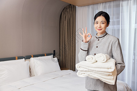 酒店管理保洁员手拿毛巾形象背景图片