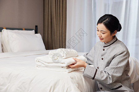 酒店管理保洁员手拿毛巾图片