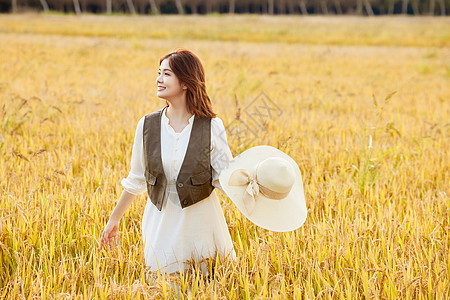 女性室外享受田野大自然图片