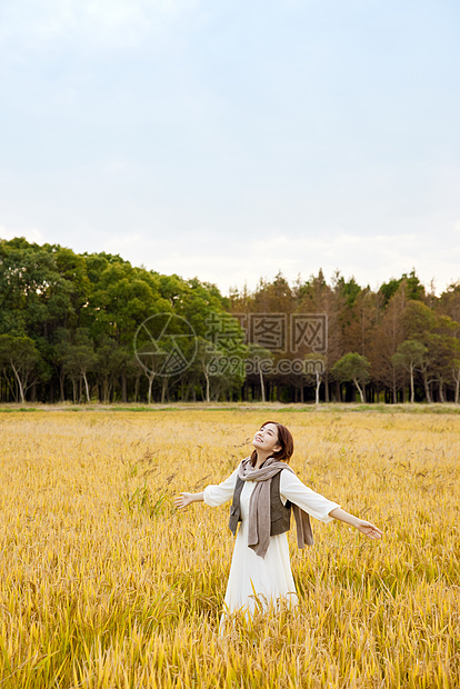 女性户外享受田野大自然图片