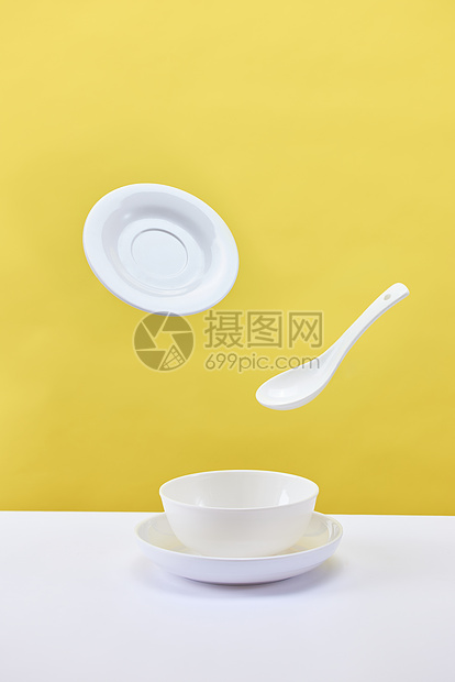 餐具漂浮在空中图片