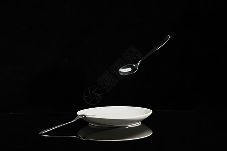 白色立体黑色背景浮空悬浮的餐具背景