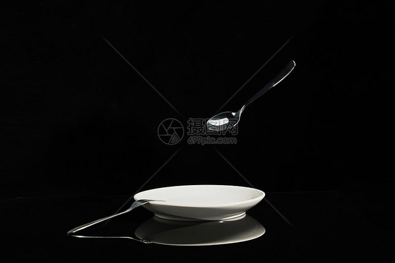 黑色背景浮空悬浮的餐具图片