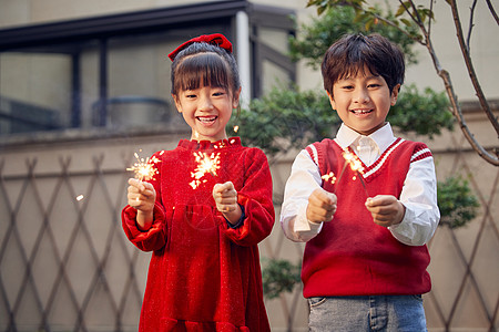 过年在院子里放烟花棒的孩子图片