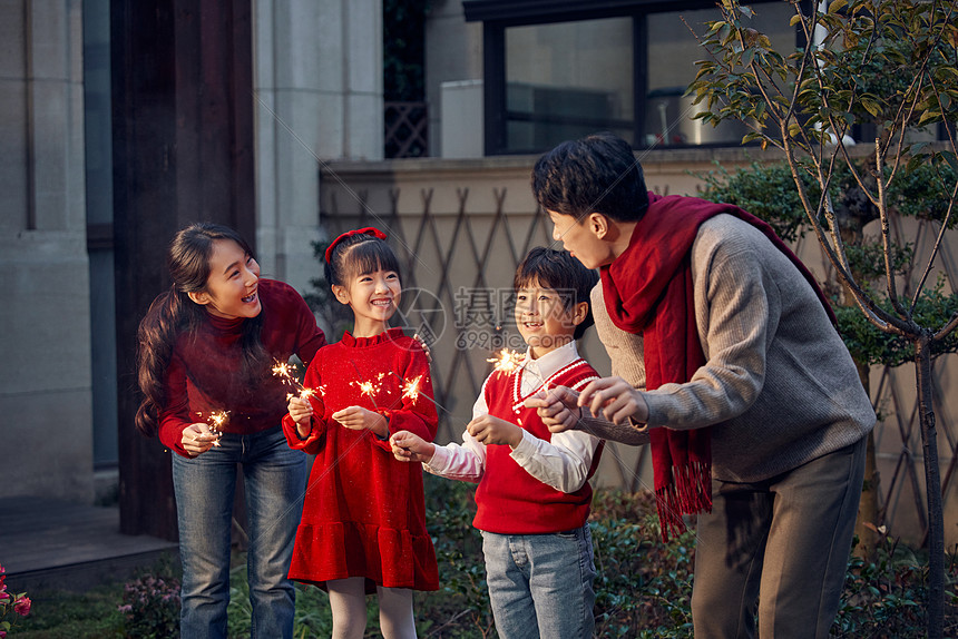 一家人春节在院子里放烟花图片