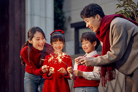 过年倒计时幸福一家人春节在院子里放烟花背景