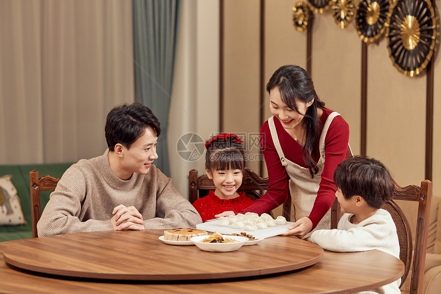 新年一家四口开心包饺子形象图片