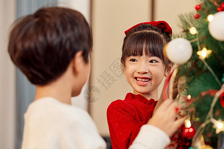 装饰圣诞树的孩子图片