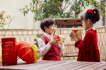 过年儿童在院子里手拿新年礼物图片