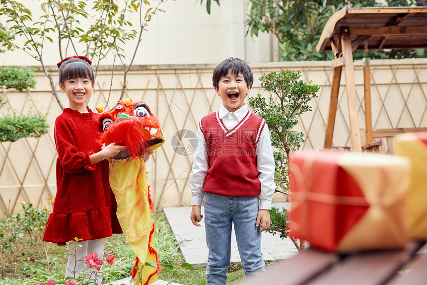 新年儿童在院子里玩耍图片