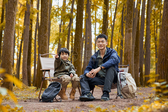  户外森林休憩的父子形象图片