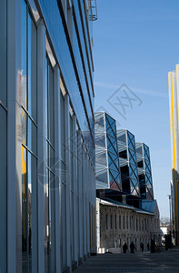 在市中心商业区的玻璃大楼图片