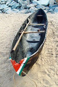 涂有鲜艳色彩的印度船图片