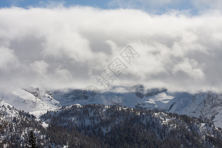 意大利冬季雪下高山图片