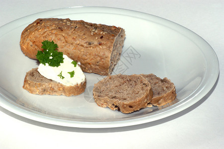 法式面包作为小吃配白软干酪图片