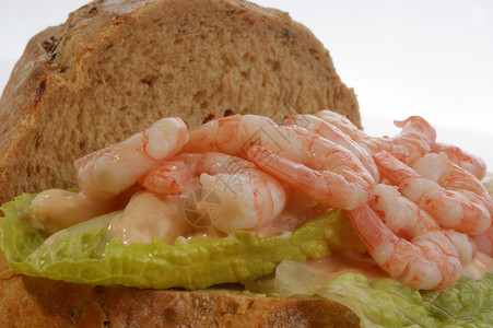 有机沙拉上的一些新鲜大虾图片