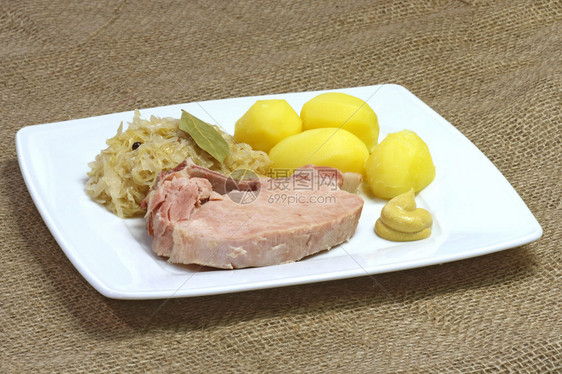 传统的德国猪肉和酸菜图片