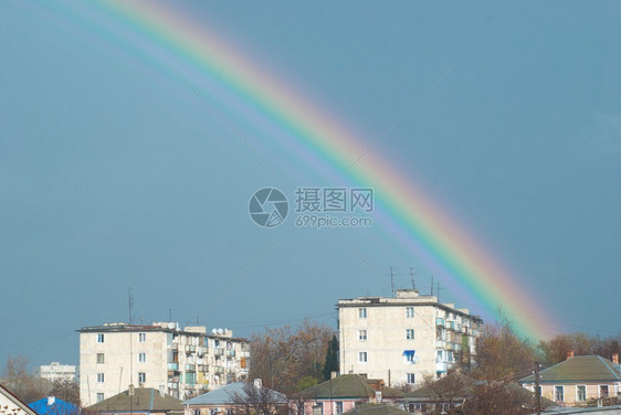 蓝天上美丽的七彩虹图片