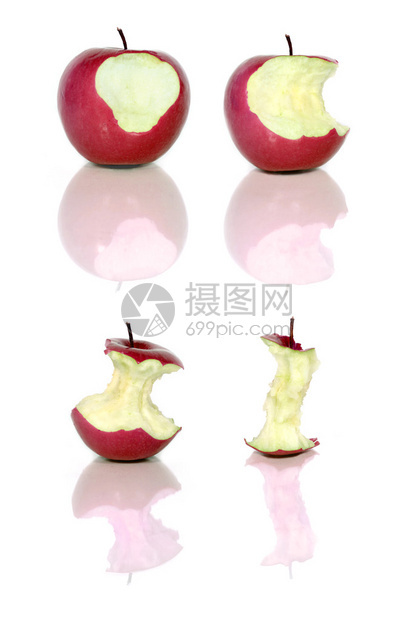 四个红苹果和苹果核图片