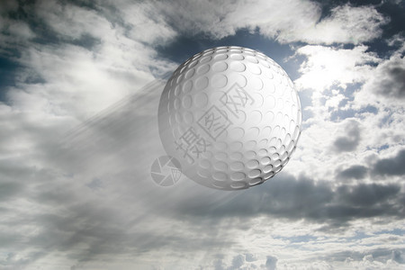 一个高尔夫球打到了天空背景图片