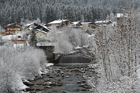 在山阿尔卑斯山的冬天河奥地利马霍芬图片