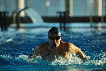 与在奥山游泳池游泳的年轻运动员共同制定健康和健身图片