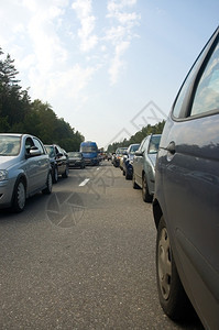 高速公路上的交通堵塞图片