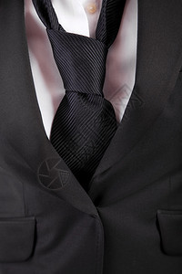 女人的西装和领带的细节图片