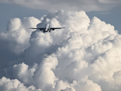 民用飞机爬入大雨云图片