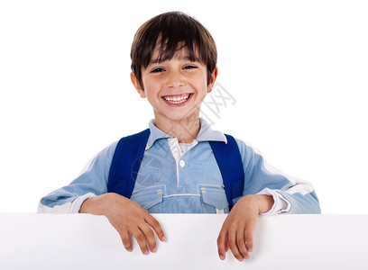 在黑板后面微笑的男孩图片